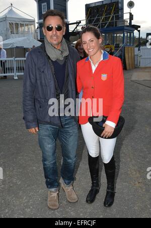 Stolze Eltern, Bruce Springsteen und Patti Scialfa stellen mit ihrer Tochter Jessica Springsteen, ihre Klasse für die USA bei der RDS Dublin Horse Show 2014 Featuring gewann: Bruce Springsteen, Jessica Springsteen Where: Dublin, Irland: 7. August 2014 Stockfoto