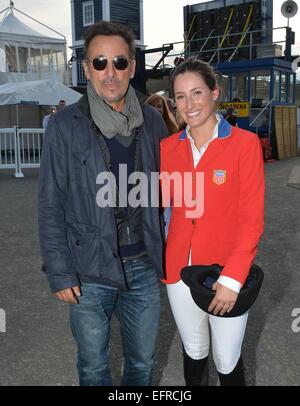 Stolze Eltern, Bruce Springsteen und Patti Scialfa stellen mit ihrer Tochter Jessica Springsteen, ihre Klasse für die USA bei der RDS Dublin Horse Show 2014 Featuring gewann: Bruce Springsteen, Jessica Springsteen Where: Dublin, Irland: 7. August 2014 Stockfoto