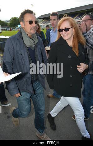 Stolze Eltern, Bruce Springsteen und Patti Scialfa stellen mit ihrer Tochter Jessica Springsteen, ihre Klasse für die USA bei der RDS Dublin Horse Show 2014 Featuring gewann: Bruce Springsteen, Patti Scialfa Where: Dublin, Irland: 7. August 2014 Stockfoto