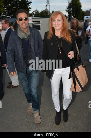 Stolze Eltern, Bruce Springsteen und Patti Scialfa stellen mit ihrer Tochter Jessica Springsteen, ihre Klasse für die USA bei der RDS Dublin Horse Show 2014 Featuring gewann: Bruce Springsteen, Patti Scialfa Where: Dublin, Irland: 7. August 2014 Stockfoto