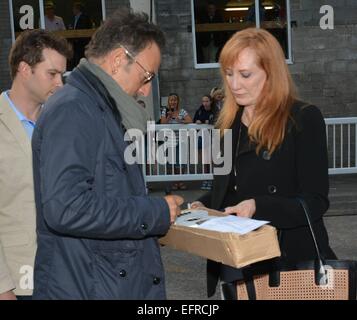 Stolze Eltern, Bruce Springsteen und Patti Scialfa stellen mit ihrer Tochter Jessica Springsteen, ihre Klasse für die USA bei der RDS Dublin Horse Show 2014 Featuring gewann: Bruce Springsteen, Patti Scialfa Where: Dublin, Irland: 7. August 2014 Stockfoto