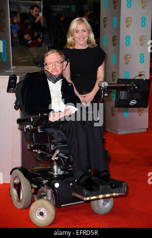 Stephen Hawking kommt auf dem roten Teppich für die EE BRITISH ACADEMY FILM AWARDS am 02.08.2015 am Royal Opera House, London. Bild von Julie Edwards Stockfoto
