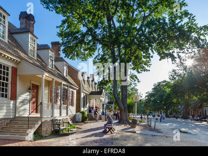 Touristen auf Duke of Gloucester Street im historischen Colonial Williamsburg in der Nähe von des Königs Arme Tavern, Virginia, USA Stockfoto