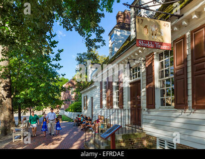 Touristen auf Duke of Gloucester Street außerhalb Shield Taverne, Colonial Williamsburg, Virginia, USA Stockfoto