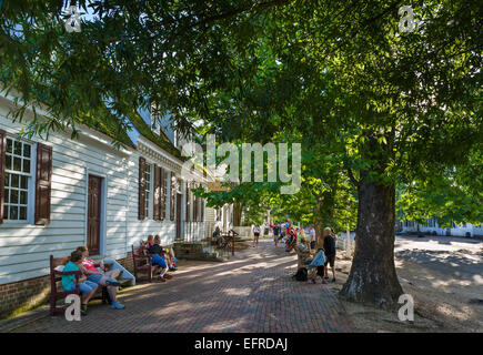 Touristen auf Herzog von Gloucester Street in der Nähe von Shield Taverne, Colonial Williamsburg, Virginia, USA Stockfoto