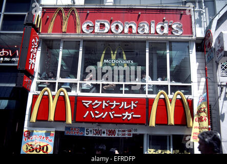 McDonald's-Restaurant in Tokio. Japan sieht sich in diesem Archiv Foto von 1987. McDonald's angekündigt, dass same-Store-Umsatz 1,8 Prozent mit Japan und Asien gefallen herunterziehen Verkäufe zu einem Rückgang von 12,6 Prozent. (© Richard B. Levine) Stockfoto