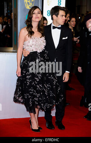 Keira Knightley kommt auf dem roten Teppich für die EE BRITISH ACADEMY FILM AWARDS am 02.08.2015 am Royal Opera House, London. Bild von Julie Edwards Stockfoto