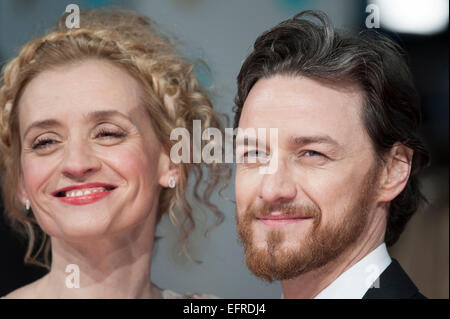 Anne-Marie Duff, kommt James McAvoy auf dem roten Teppich für die EE BRITISH ACADEMY FILM AWARDS am 02.08.2015 am Royal Opera House, London. Bild von Julie Edwards Stockfoto