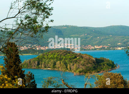 Isola Minore angesehen von Isola Maggiore, Lago Trasimeno, Umbrien, Italien Stockfoto