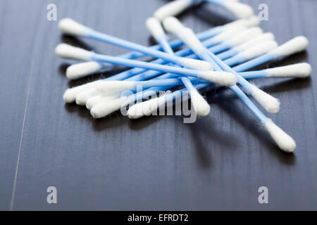 Zufällige Haufen von blauen Kunststoff Ohr Wattestäbchen zur Reinigung von Wachs aus dem Ohr in einem Gesundheits- und Hygiene-Konzept Stockfoto