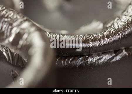 Nahaufnahme von der schwarzen verbrannten erloschen Docht auf eine Kerze, umgeben von weichen Wachs mit selektiven Fokus auf den Docht Stockfoto