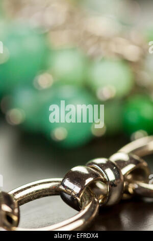 Verschiedene Silber Modeschmuck mit einem Durcheinander Haufen Ketten mit verschiedenen geformten Links, einem klaren Kristallperle und eine Halskette Stockfoto