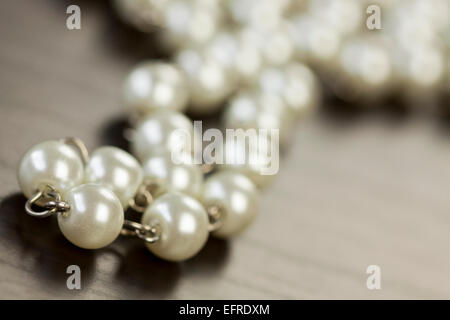 Verschiedene Silber Modeschmuck mit einem Durcheinander Haufen Ketten mit verschiedenen geformten Links, einem klaren Kristallperle und eine Halskette Stockfoto