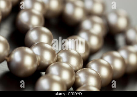 Verschiedene Silber Modeschmuck mit einem Durcheinander Haufen Ketten mit verschiedenen geformten Links, einem klaren Kristallperle und eine Halskette Stockfoto