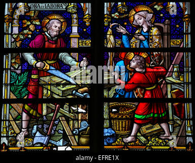 MECHELEN, Belgien - 31. Januar 2015: Glasfenster mit Josef, Maria und Jesus, in der Kathedrale von Saint Rumbold Stockfoto