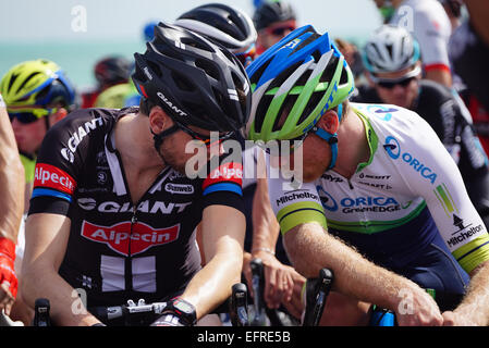 Katar. 9. Februar 2015. Alexander Kristoff (Katusha) gewann 2 Etappe der Tour of Qatar und zog in der Gesamtwertung am Ende eines High-Speed-racing, dass sah das Hauptfeld durch Seitenwind auf dem langen Weg zu Al Khor Corniche. Die Tour of Qatar ist eine jährliche Profi-Straßen-Radrennen Etappenrennen in Katar statt. Die Tour ist seit seiner Gründung im Jahr 2002 Teil der UCI Asia Tour. Bildnachweis: Ionel Sorin Furcoi/Alamy Live-Nachrichten Stockfoto