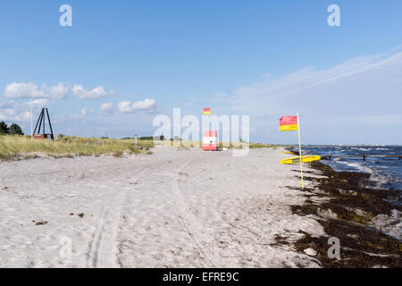 Life guard Station auf einem dänischen Strand in der Nähe von Ishøj mit blauem Himmel Stockfoto