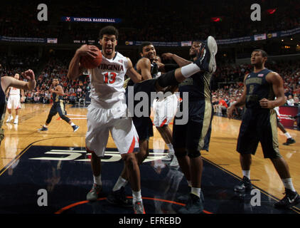 Charlottesville, Virginia, USA. 22. Januar 2015. Virginia vorwärts Anthony Gill (13) und Georgia Tech forward Robert Sampson (13) während des Spiels 22. Januar 2015, in Charlottesville, Virginia Virginia besiegte Georgia Tech 57-28. © Andrew Shurtleff/ZUMA Draht/Alamy Live-Nachrichten Stockfoto