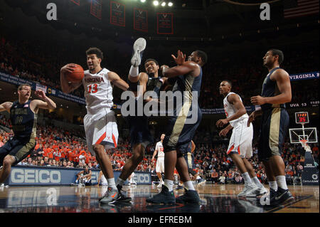 Charlottesville, Virginia, USA. 5. Februar 2007. Virginia vorwärts Anthony Gill (13) und Georgia Tech forward Robert Sampson (13) während des Spiels 22. Januar 2015, in Charlottesville, Virginia Virginia besiegte Georgia Tech 57-28. © Andrew Shurtleff/ZUMA Draht/Alamy Live-Nachrichten Stockfoto