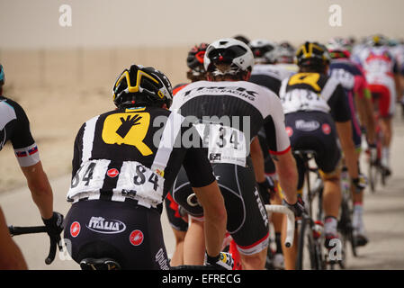 Katar. 9. Februar 2015. Alexander Kristoff (Katusha) gewann 2 Etappe der Tour of Qatar und zog in der Gesamtwertung am Ende eines High-Speed-racing, dass sah das Hauptfeld durch Seitenwind auf dem langen Weg zu Al Khor Corniche. Die Tour of Qatar ist eine jährliche Profi-Straßen-Radrennen Etappenrennen in Katar statt. Die Tour ist seit seiner Gründung im Jahr 2002 Teil der UCI Asia Tour. Bildnachweis: Ionel Sorin Furcoi/Alamy Live-Nachrichten Stockfoto