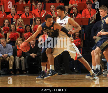 Charlottesville, Virginia, USA. 22. Januar 2015. Virginia vorwärts Anthony Gill (13) verteidigt Georgia Tech forward Robert Sampson (13) während dem Spiel 22. Januar 2015, in Charlottesville, Virginia Virginia besiegt Georgia Tech 57-28. © Andrew Shurtleff/ZUMA Draht/Alamy Live-Nachrichten Stockfoto