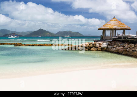 Einen schönen weißen Strand neben einem Hotel-Resort in La Digue, Seychellen Stockfoto
