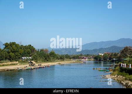 Blick über Nam Song River, Vang Vieng, Laos. Stockfoto