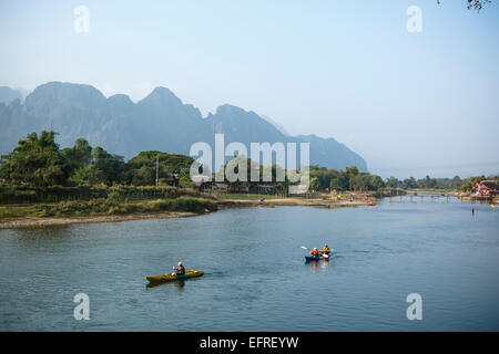 Menschen am Nam Song River, Vang Vieng, Laos Kajak. Stockfoto