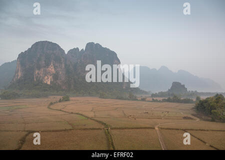 Blick auf die Landschaft rund um Vang Vieng, Laos. Stockfoto