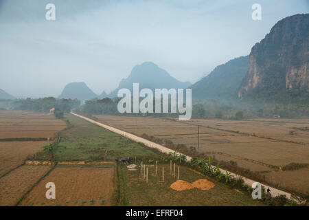 Blick auf die Landschaft rund um Vang Vieng, Laos. Stockfoto