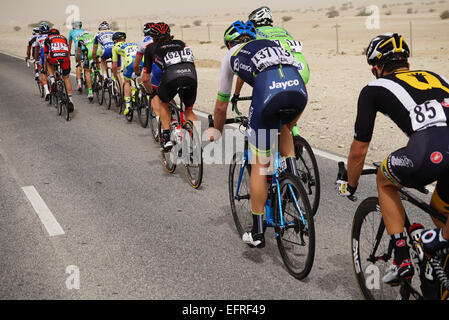 Katar. 9. Februar 2015. Alexander Kristoff (Katusha) gewann 2 Etappe der Tour of Qatar und zog in der Gesamtwertung am Ende eines High-Speed-racing, dass sah das Hauptfeld durch Seitenwind auf dem langen Weg zu Al Khor Corniche. Die Tour of Qatar ist eine jährliche Profi-Straßen-Radrennen Etappenrennen in Katar statt. Die Tour ist seit seiner Gründung im Jahr 2002 Teil der UCI Asia Tour. Bildnachweis: Ionel Sorin Furcoi/Alamy Live-Nachrichten Stockfoto