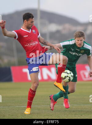 La Manga Club, Spanien. 9. Februar 2015. Copa X: Vestsjaelland (Dänemark) gegen Hammarby (Schweden) Apostolos Vellios (Vestsj.) Verwicklungen mit Lars Saetra (Hammarby) Vestsjaelland gewann das Spiel 3: 1. Bildnachweis: Tony Henshaw/Alamy Live-Nachrichten Stockfoto