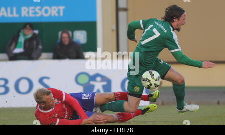 La Manga Club, Spanien. 9. Februar 2015. Copa X: Vestsjaelland (Dänemark) gegen Hammarby (Schweden) Anders Kure von Vestsjaelland Foulspiel von Linus Hallenius von Hammarby und ist abgeschickt Vestsjaelland gewann das Spiel 3: 1. Bildnachweis: Tony Henshaw/Alamy Live-Nachrichten Stockfoto