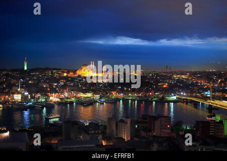 Nachtansicht von Istanbul und Big Horn vom Galata-Turm, Bosporus, Istanbul, Türkei Stockfoto