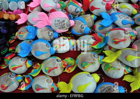 Schlüsselanhänger - Handwerk Stände-Dock in PUERTO PIZARRO. Abteilung von Tumbes. Peru Stockfoto