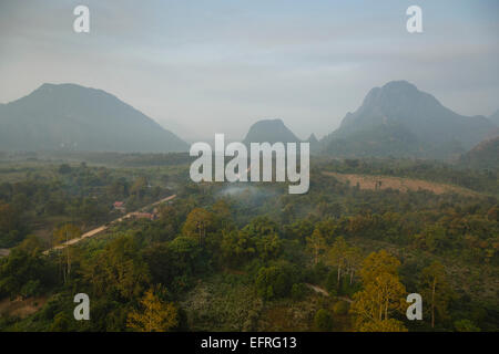 Blick auf die Landschaft rund um Vang Vieng, Laos. Stockfoto