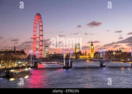 Das London Eye und Big Ben mit Houses of Parliament bei Nacht, London, England, UK Stockfoto