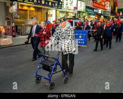 Eine ältere chinesische Kriegsveteran marschiert in einer Parade Bayard Street in New York City Chinatown mit seinem American Legion-Mütze, Stockfoto