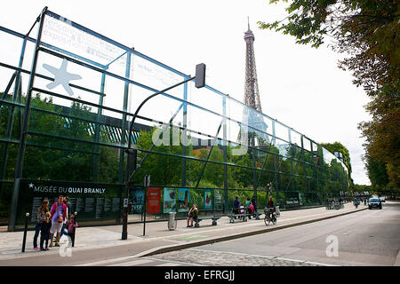 Musée du Quai Branly und dem Eiffelturm, Paris, Frankreich Stockfoto