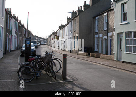 Fahrräder parken neben viktorianischen Reihenhäusern in der Gwydir Street, Cambridge, England, Großbritannien Stockfoto