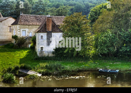 Schöne alte Mühle am Flussufer in Winkel Sur L'Anglin, Frankreich Stockfoto