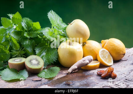 Schütteln Sie Brennnesseln mit Kiwi Äpfel und Ingwer-Detox Getränk für eine vegetarische Ernährung Stockfoto