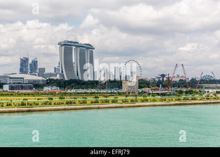 Marina Bay Sands und Gärten durch die Bucht Ferienanlage in Singapur, Singapur Hafen gesehen Stockfoto