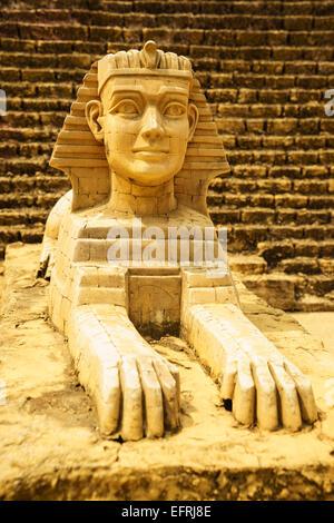 Sphinx Modell Nahaufnahme mit Pyramide-Hintergrund Stockfoto