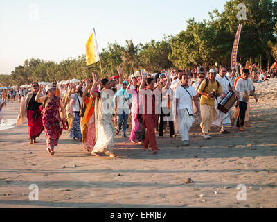 Menschen am Strand von Kuta auf Bali, Indonesien Stockfoto