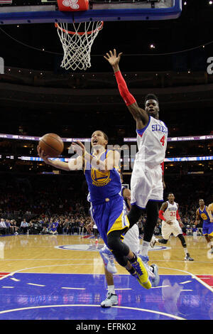 Philadelphia, Pennsylvania, USA. 9. Februar 2015. Golden State Warriors Wache Stephen Curry (30) steigt für den Schuss, als er Vergangenheit bekommt Philadelphia 76ers zentrieren Sie Judy Noel (4) während der NBA-Spiel zwischen den Golden State Warriors und die Philadelphia 76ers im Wells Fargo Center in Philadelphia, Pennsylvania. Bildnachweis: Csm/Alamy Live-Nachrichten Stockfoto