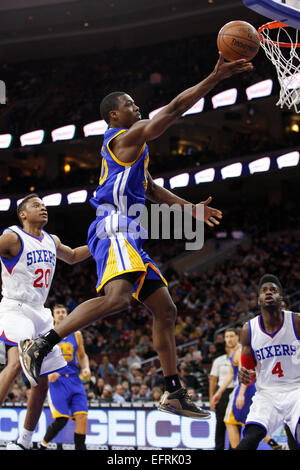 Philadelphia, Pennsylvania, USA. 9. Februar 2015. Golden State Warriors nach vorne Harrison Barnes (40) steigt für die Aufnahme in das NBA-Spiel zwischen den Golden State Warriors und die Philadelphia 76ers im Wells Fargo Center in Philadelphia, Pennsylvania. Bildnachweis: Csm/Alamy Live-Nachrichten Stockfoto