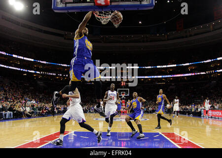 Philadelphia, Pennsylvania, USA. 9. Februar 2015. Golden State Warriors Wache Andre Iguodala (9) tunkt den Ball während des NBA-Spiels zwischen den Golden State Warriors und die Philadelphia 76ers im Wells Fargo Center in Philadelphia, Pennsylvania. Bildnachweis: Csm/Alamy Live-Nachrichten Stockfoto