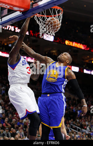 Philadelphia, Pennsylvania, USA. 9. Februar 2015. Philadelphia 76ers Zentrum Henry Sims (35) tunkt den Ball auf Golden State Warriors Center Marreese Speights (5) während der NBA-Spiel zwischen den Golden State Warriors und die Philadelphia 76ers im Wells Fargo Center in Philadelphia, Pennsylvania. Bildnachweis: Csm/Alamy Live-Nachrichten Stockfoto