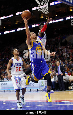 Philadelphia, Pennsylvania, USA. 9. Februar 2015. Golden State Warriors Wache Stephen Curry (30) legt den Schuss nach dem Aufstehen Vergangenheit Philadelphia 76ers Judy Noel (4) mit Guard Tim Frazier (20) während der NBA-Spiel zwischen den Golden State Warriors und die Philadelphia 76ers im Wells Fargo Center in Philadelphia, Pennsylvania auf zentrieren. Bildnachweis: Csm/Alamy Live-Nachrichten Stockfoto